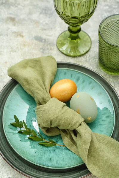 Plate Easter Eggs Green Leaves Grey Grunge Background — Stock Photo, Image