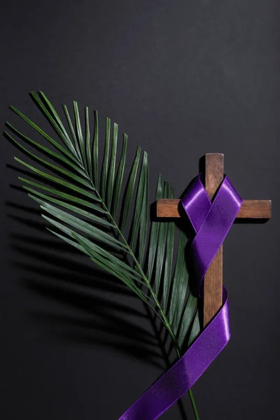 Cross Purple Ribbon Palm Leaf Dark Background Good Friday Concept — Foto de Stock