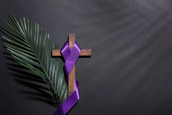 Cross Purple Ribbon Palm Leaf Dark Background Good Friday Concept — ストック写真