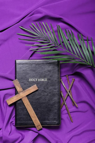 紫色の布の背景に十字架 ヤシの葉を持つ聖書 良い金曜日のコンセプト — ストック写真