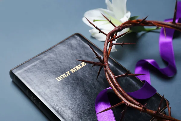 Holy Bible Purple Ribbon Crown Thorns Lily Flower Blue Background — Foto de Stock