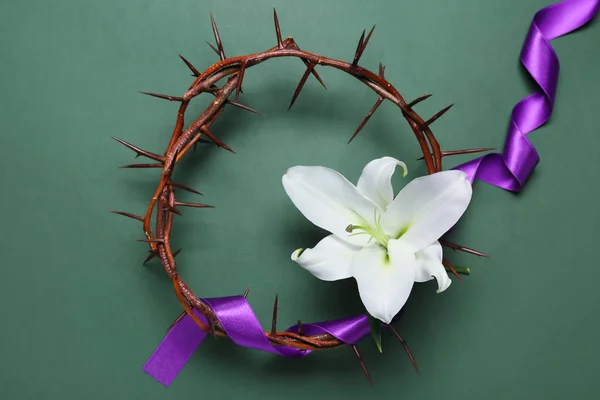 Crown Thorns Purple Ribbon Lily Flower Green Background Good Friday — Foto de Stock