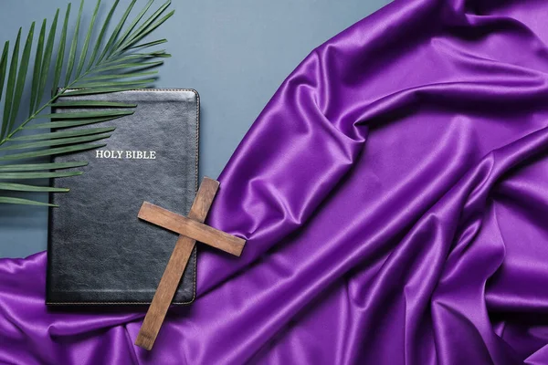 青い背景に十字架 ヤシの葉と紫色の布を持つ聖書 良い金曜日のコンセプト — ストック写真