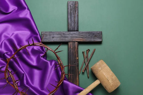 Croix Avec Tissu Violet Clous Marteau Couronne Épines Sur Fond — Photo