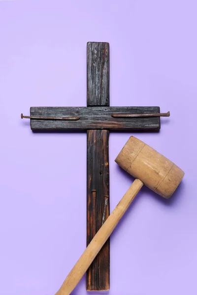 Wooden Cross Nails Hammer Lilac Background Good Friday Concept — ストック写真