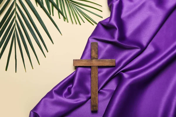 Wooden Cross Palm Leaves Purple Fabric Beige Background Good Friday — ストック写真