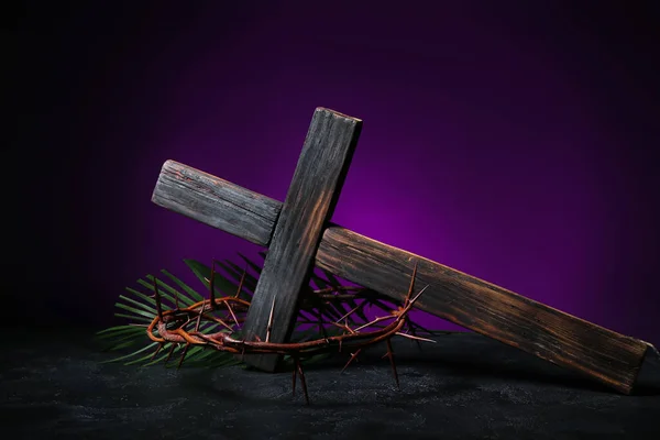 暗紫色の背景を背景に テーブルの上にとげ 十字架 ヤシの葉の冠 良い金曜日のコンセプト — ストック写真