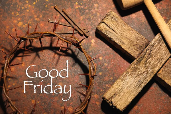 木の十字架 マレット 爪とテキストととげの冠グランジの背景に良い金曜日 — ストック写真