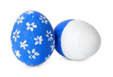 Beyaz arka planda boyanmış Paskalya yumurtaları