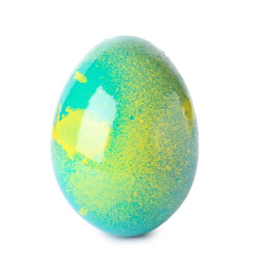 Beyaz arka plan üzerinde renkli Paskalya yortusu yumurta