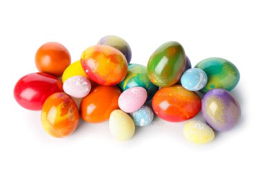 Beyaz arkaplanda renkli paskalya yumurtaları