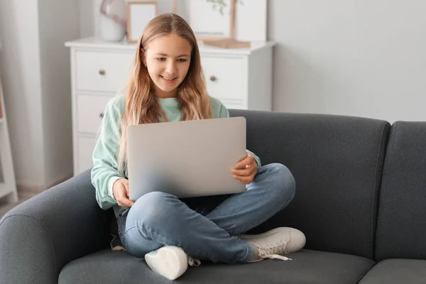 Little Girl Using Laptop Sofa Home — Stock Photo, Image