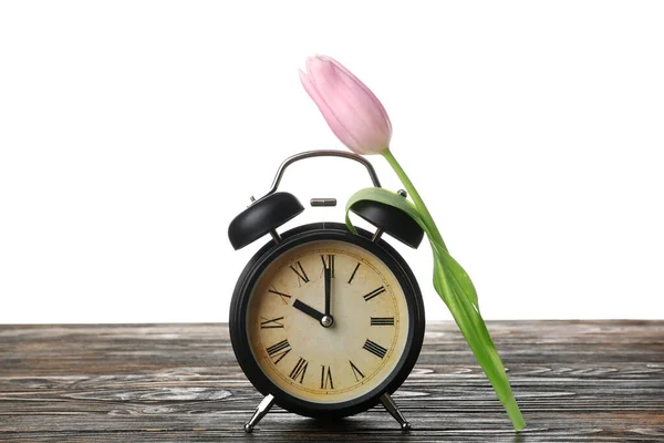 Будильник Красивый Цветок Тюльпана Деревянном Столе Белом Фоне — стоковое фото
