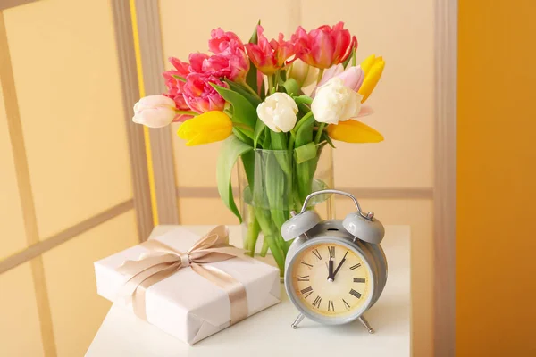 Vase Beautiful Tulip Flowers Alarm Clock Gift Box Table Room — стоковое фото