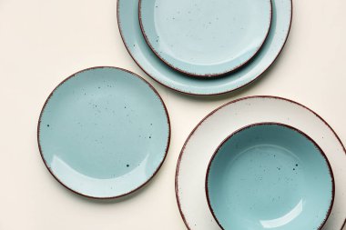 Beyaz arka plan Tabaklarda kümesi