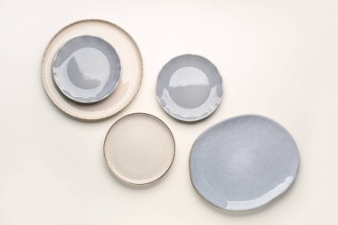 Beyaz arka plan Tabaklarda kümesi