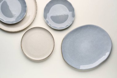 Beyaz arka plan Tabaklarda kümesi