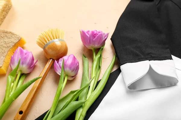 Uniforme Camarera Con Artículos Limpieza Tulipanes Sobre Fondo Beige Hola — Foto de Stock
