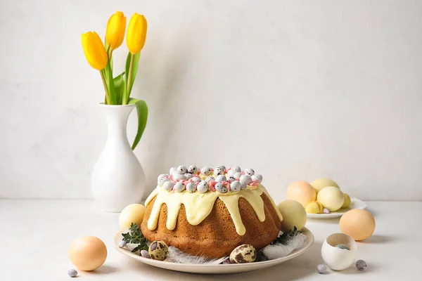 Тарелка Вкусным Пасхальным Тортом Яйца Цветы Тюльпана Светлом Фоне — стоковое фото
