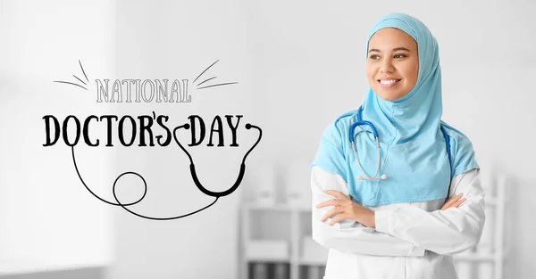 Portret Muzułmańskiej Lekarki Klinice Narodowy Dzień Lekarza — Zdjęcie stockowe