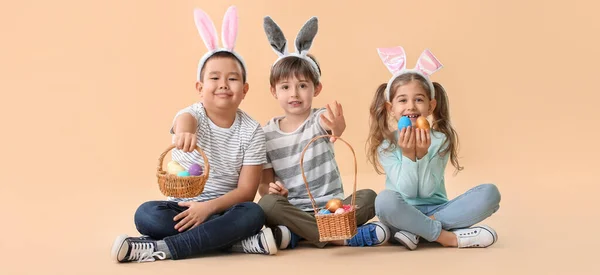 Paskalya Yumurtası Bej Arka Planda Tavşan Kulaklı Küçük Çocuklar — Stok fotoğraf