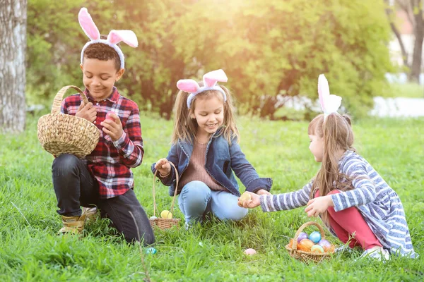 Małe Dzieci Zbierające Malowane Jajka Parku Polowanie Wielkanocne — Zdjęcie stockowe