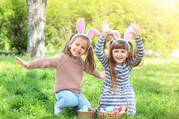 Meisjes Met Beschilderde Eieren Het Park Paasjacht — Stockfoto