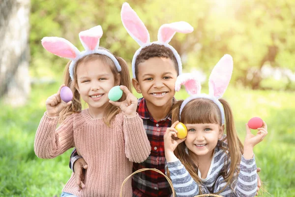 公园里有彩绘复活节彩蛋的小孩 — 图库照片
