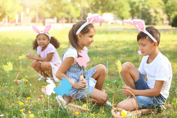 Kleine Kinderen Die Beschilderde Eieren Verzamelen Het Park Paasjacht — Stockfoto