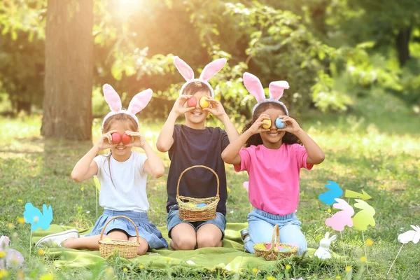 Kleine Kinderen Met Beschilderde Eieren Het Park Paasjacht — Stockfoto