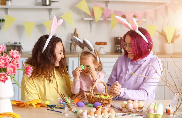 Mladé Lesbičky Pár Malou Dcerou Obraz Velikonočních Vajec Kuchyni — Stock fotografie