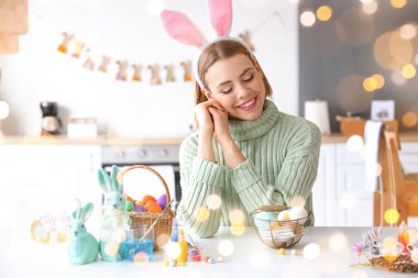 Evde tavşan kulaklı ve paskalya yumurtalı güzel bir kadın var.