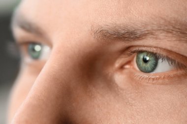Mavi gözlü, closeup genç adam