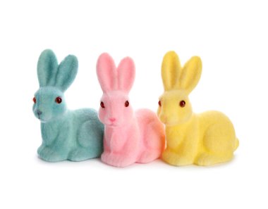 Beyaz arkaplanda izole edilmiş Paskalya tavşanları