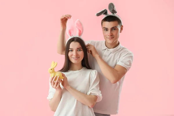 Šťastný Mladý Pár Zajíček Uši Velikonoční Králík Růžovém Pozadí — Stock fotografie