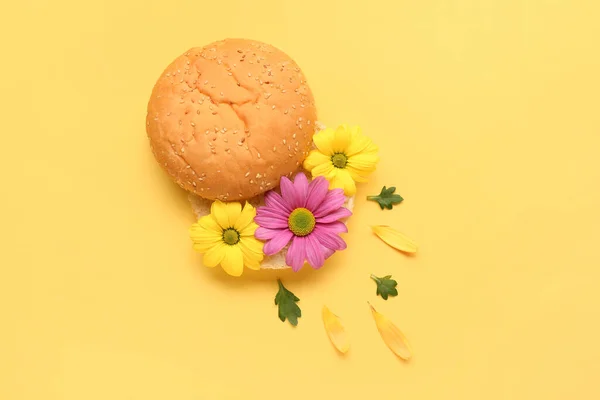 Creative Composition Burger Bun Beautiful Flowers Color Background — Stock Photo, Image