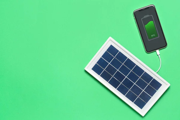 Φορητό Ηλιακό Πάνελ Φόρτισης Κινητό Τηλέφωνο Πράσινο Φόντο — Φωτογραφία Αρχείου