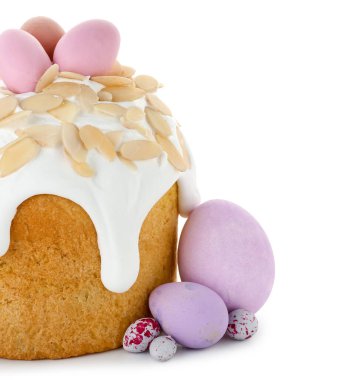 Paskalya kek ve beyaz arka plan üzerinde izole boyalı yumurta