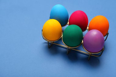 Mavi arka planda renkli paskalya yumurtaları