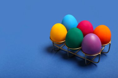 Mavi arka planda renkli paskalya yumurtaları