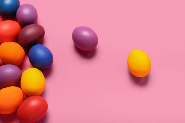 Pembe arka planda renkli paskalya yumurtaları