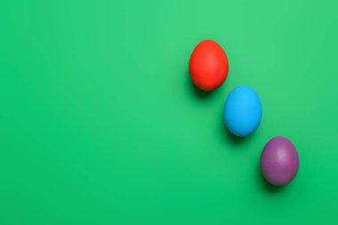 Yeşil zemin üzerine boyalı Paskalya yumurtaları