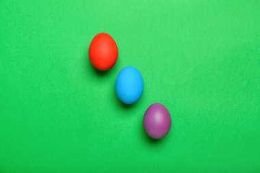 Yeşil zemin üzerine boyalı Paskalya yumurtaları