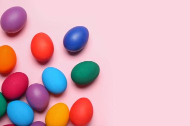Pembe arka planda renkli paskalya yumurtaları