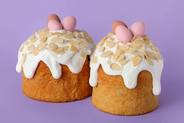 보라색 배경에 달걀을 부활절 케이크 — 스톡 사진