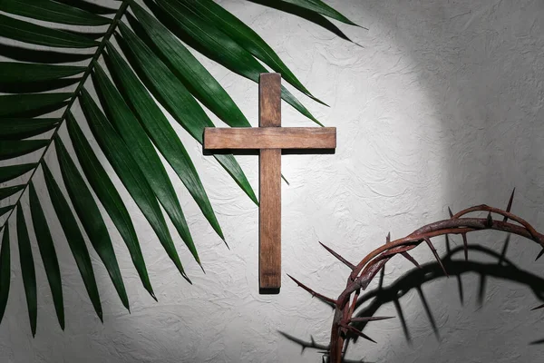光の背景に木の十字架とヤシの葉を持つとげの冠 良い金曜日のコンセプト — ストック写真