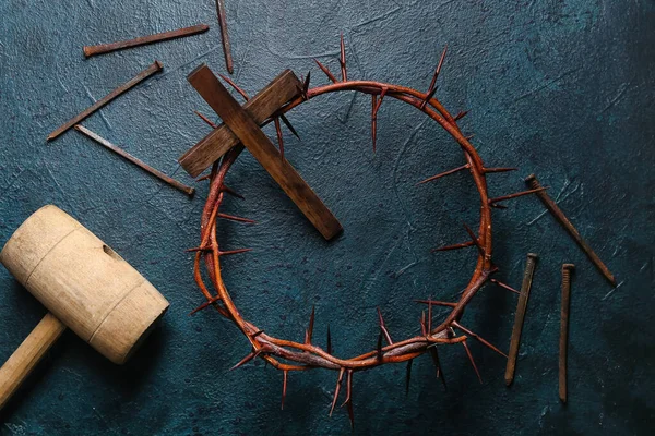 木製の十字架 マレットと暗い背景に爪を持つとげの冠 良い金曜日のコンセプト — ストック写真