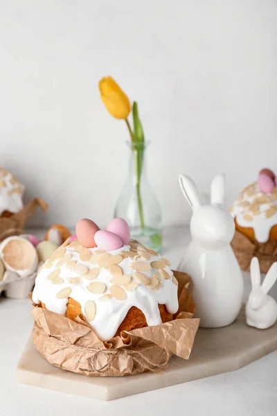 Easter Cake Painted Eggs Bunnies Table White Wall — стоковое фото