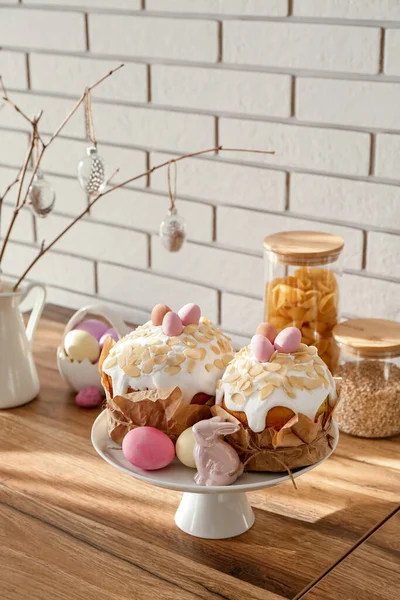 Стенд Пасхальными Тортами Окрашенные Яйца Кролика Кухонном Столе — стоковое фото