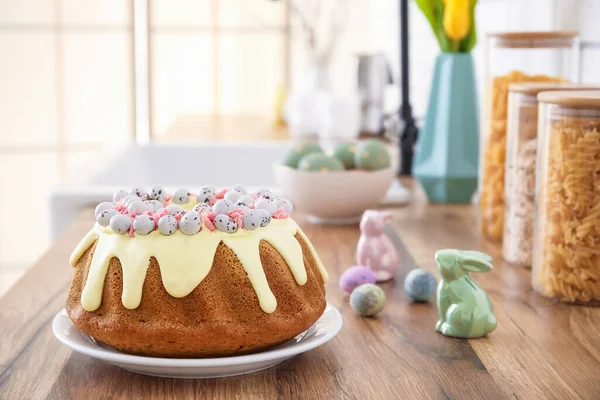 Пасхальный Торт Покрашенными Яйцами Кроликами Кухонном Столе — стоковое фото